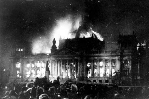  De Reichstagbrand; een onverwachte wending in de Weimarrepubliek, ge Orchestreerd door nazi-propaganda